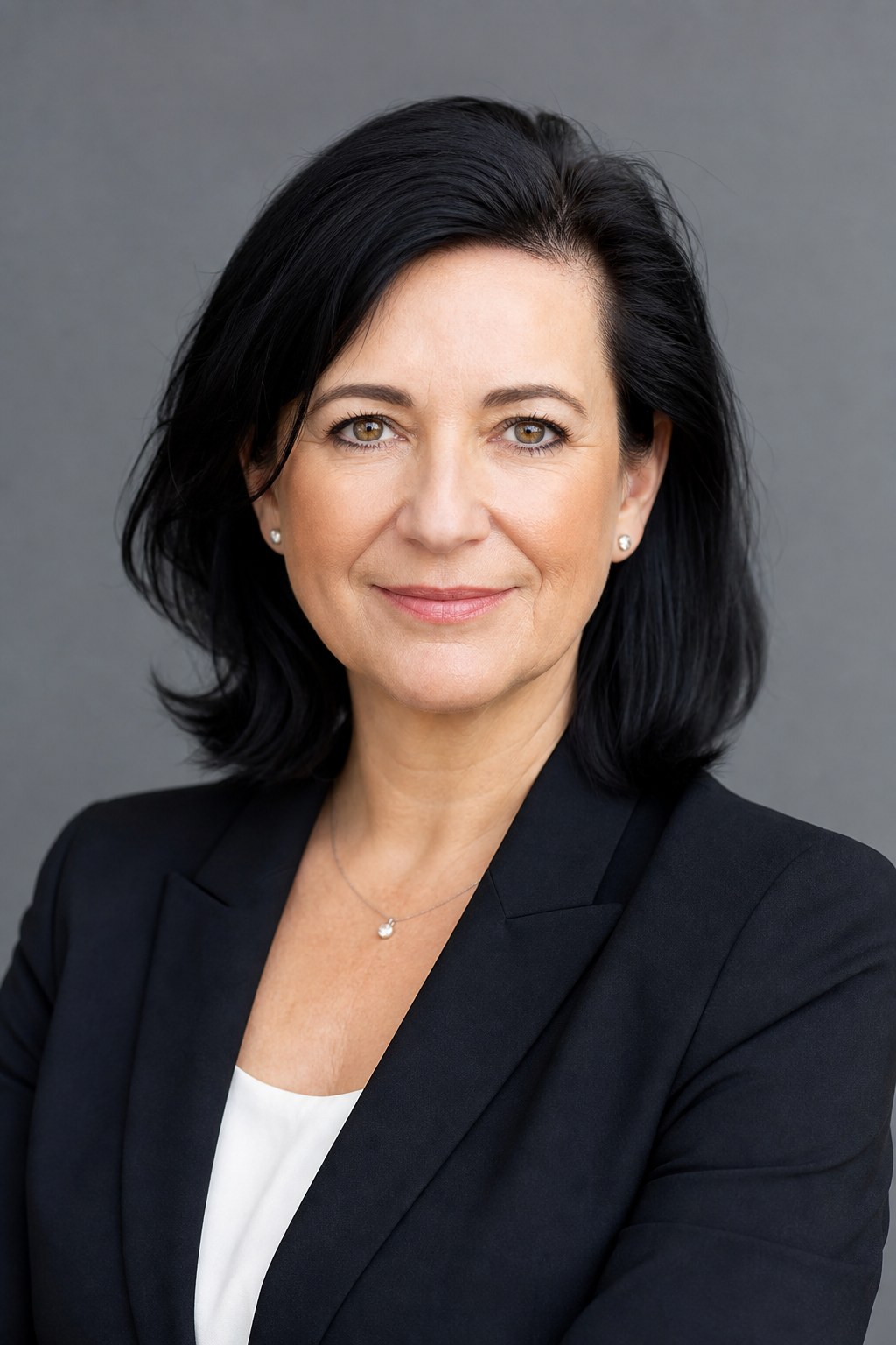 Елена Кovářová — старший юрист